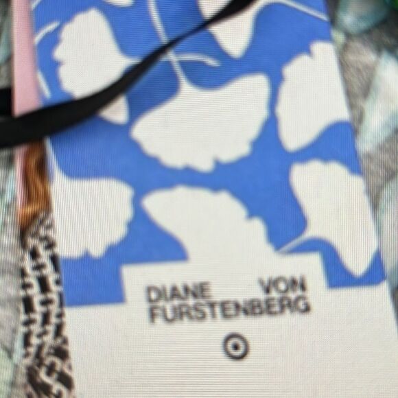 DVF Green Geometric Print Wrap Dress 👗 Chic & Polished! Great for Travel 🧳 ✈️ - Picture 9 of 17